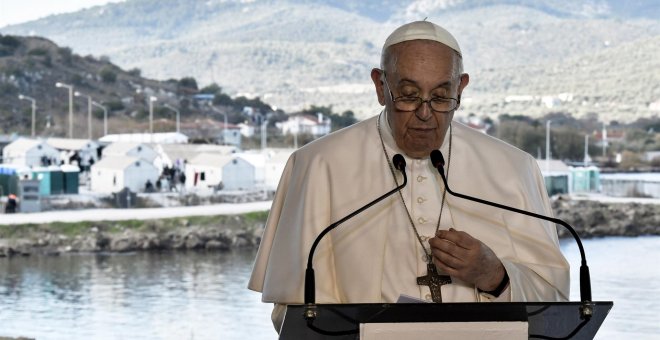 El Papa Francisco, en su visita a Lesbos, apela a detener "este naufragio de civilización"