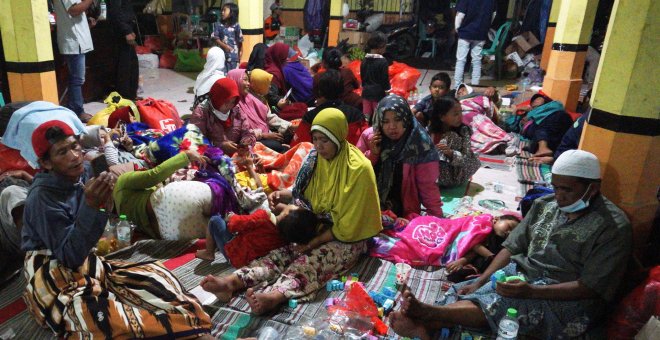 Cientos de desplazados y casa soterradas bajo las cenizas: las imágenes de la erupción del monte Semeru