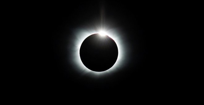 En imágenes: la Antártida queda oscurecida ante un eclipse solar total