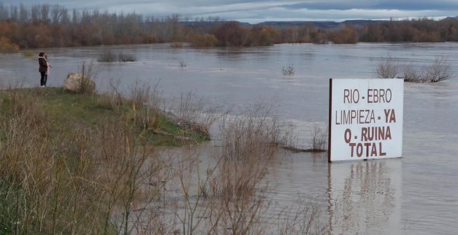 La Policía Local desaloja zonas contiguas al río Ebro en Aragón ante la llegada de la punta de la crecida