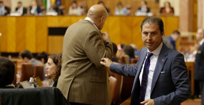 Vox se queda solo en el Parlamento andaluz al igualar la II República a la dictadura