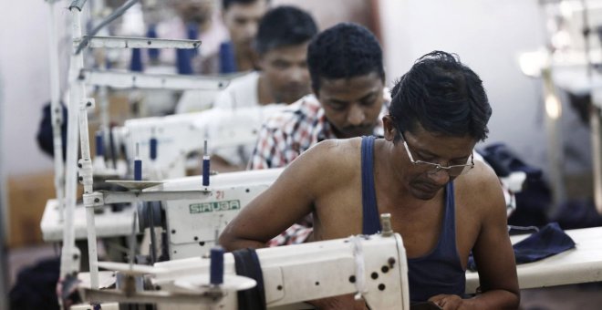 Proveedores textiles de la India acumulan largos retrasos en el pago de salarios de miseria a sus trabajadores