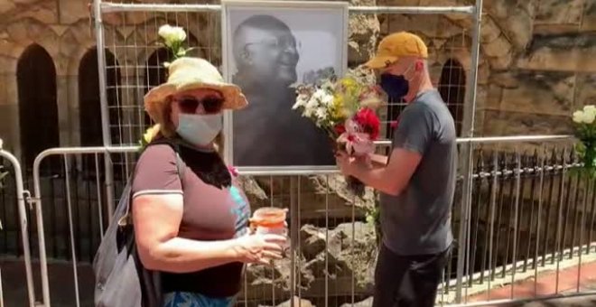Vecinos de Ciudad del Cabo depositan flores en la Catedral de San Jorge en memoria de Tutu