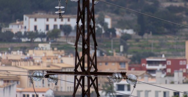 El precio de la luz sube casi un 2% y se pagará este domingo a 228,3 €/MWh