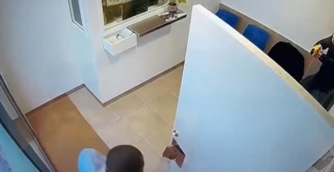 Un joven ataca con un cuchillo a los agentes de una comisaría en Bañolas, Gerona