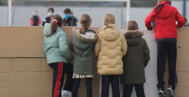 La falta de planificación de Ayuso suma, además de las bajas por covid, a más de 100 profesores sin sustituir en Madrid