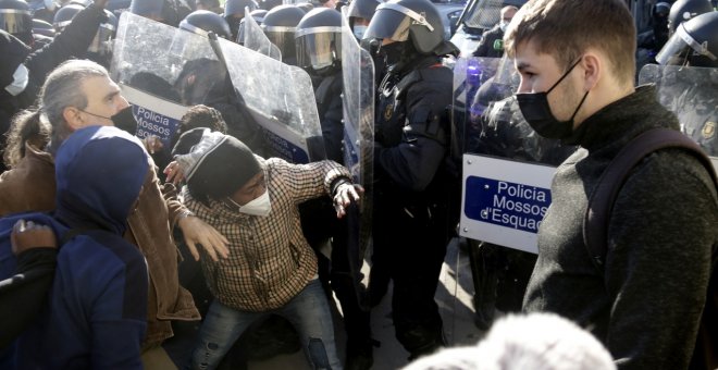 Els Mossos desallotgen el centenar d'ocupants d'una nau de Badalona: "No sé què faran amb nosaltres, som molts"