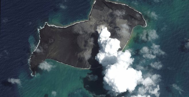 La erupción del volcán en Tonga y la destrucción del tsunami, en imágenes