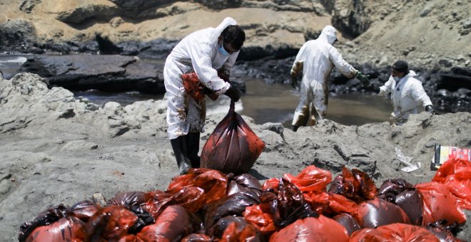 Los peruanos se echan a la calle contra Repsol mientras la empresa niega que el vertido sea de su refinería y culpa al oleaje