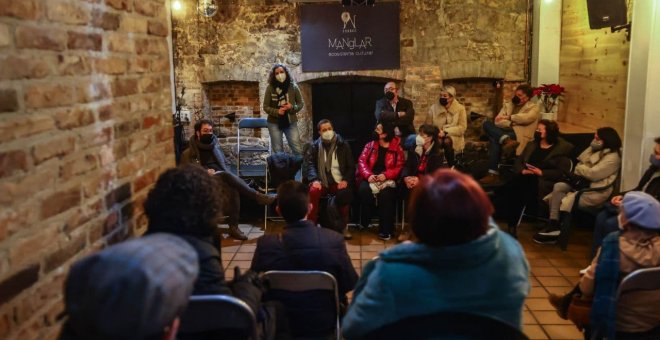Usuarias y asociaciones vecinales se organizan contra los recortes y la censura en las bibliotecas de Oviedo