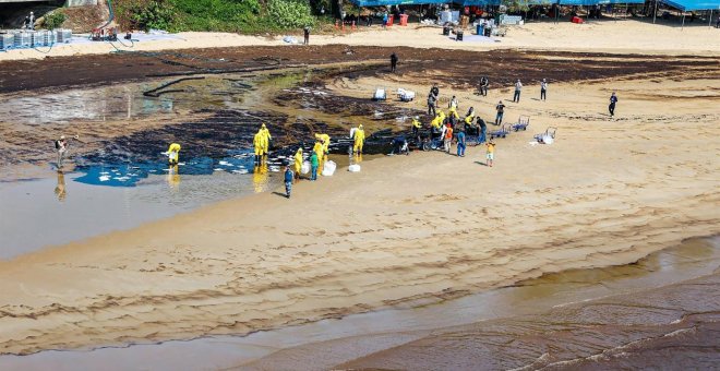 Un vertido de petróleo contamina una playa en la costa sureste de Tailandia