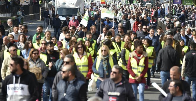 Un grupo de ultras asalta el pleno del Ayuntamiento de Lorca y obliga a suspenderlo durante una concentración de ganaderos