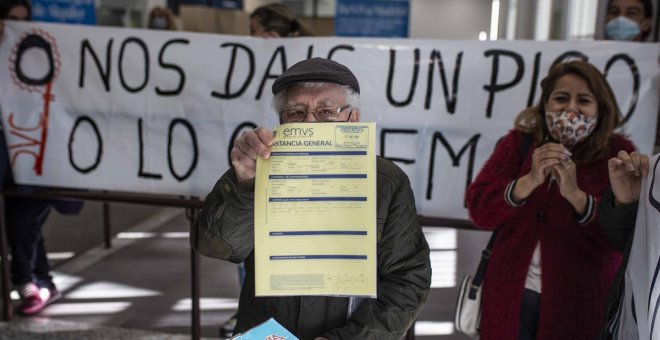 Activistas y los octogenarios amenazados de desahucio presionan al Ayuntamiento: "O nos dais un piso o lo cogemos"