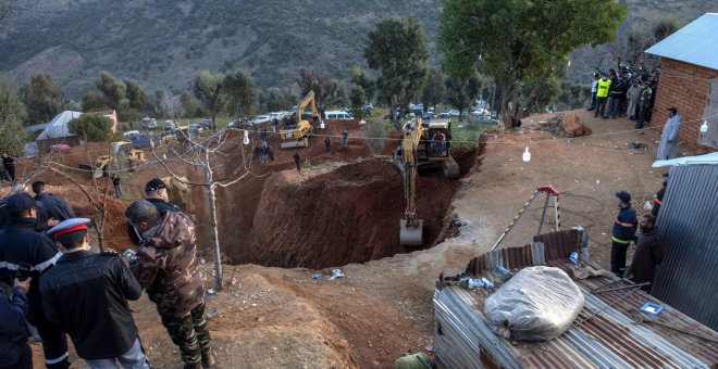 Marruecos continúa con las labores de rescate para sacar a un niño de cinco años atrapado en un pozo desde hace dos días