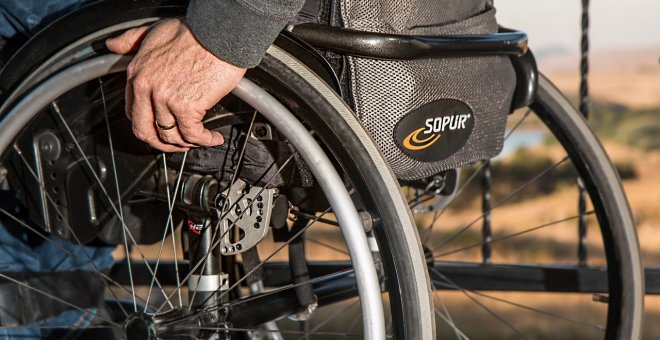 La estimulación eléctrica personalizada devuelve la movilidad a tres personas con paraplejia