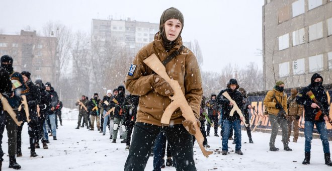 La población de Ucrania sigue su vida diaria entre la indiferencia y la preparación militar