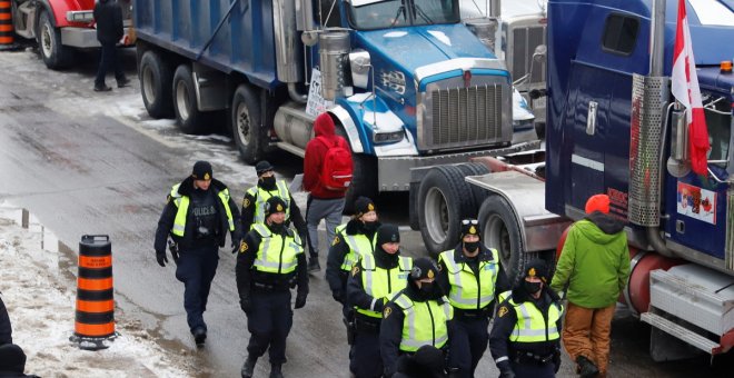 Los antivacunas canadienses bloquean con camiones el puente fronterizo con Estados Unidos más transitado del país