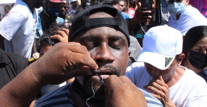 Migrantes se cosen los labios en México para reclamar visas para entrar en EEUU