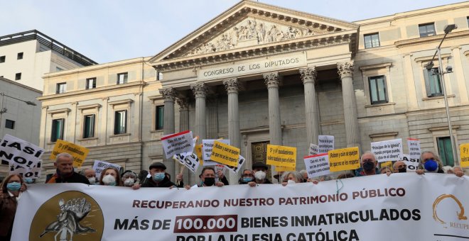 Un centenar de personas reclama ante el Congreso que la Iglesia devuelva todas sus inmatriculaciones