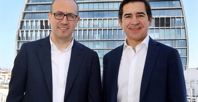 Carlos Torres ganó 7,8 millones como presidente de BBVA en 2021 y Onur Genç, 6,8 millones como consejero delegado