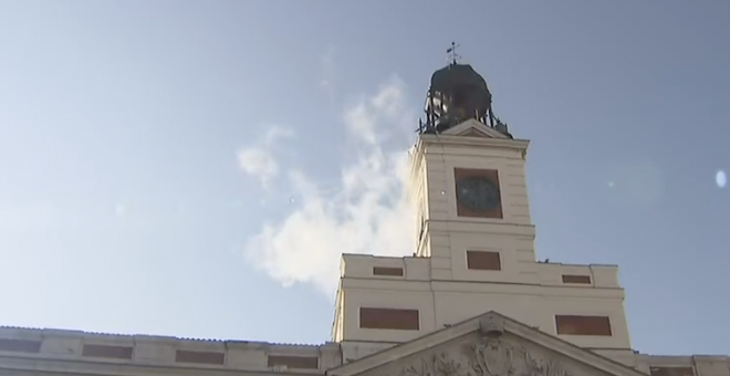 El conato de incendio en la sede de Ayuso 'caldea' las redes: "¿Fumata blanca?"