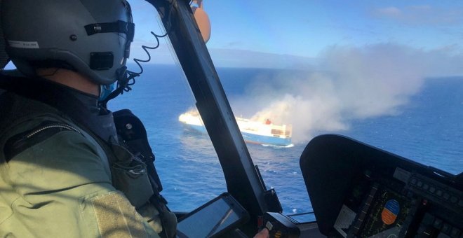 Un barco que transporta coches de alta gama se incendia cerca de las Azores