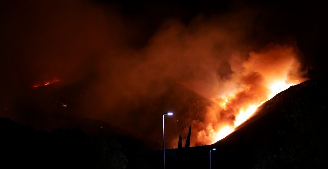 Un incendi a Roses afecta 500 hectàrees i obliga a confinar 14 persones