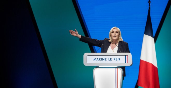 La campaña de Le Pen destruirá un millón de folletos electorales que incluían una foto con Putin