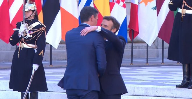 Cachondeo con el saludo entre Pedro Sánchez y Macron: "Si os gustáis, pues liaros"