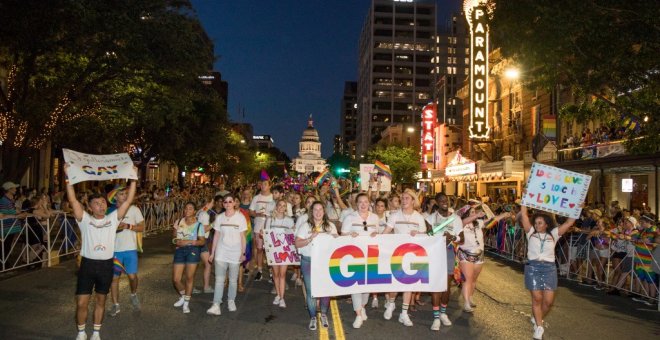 Una jueza de Texas bloquea el plan del estado que trata como "abuso infantil" las terapias de menores trans