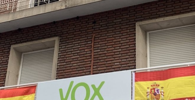 "Arriba los LGBTQA y abajo el fascismo, como debe ser": la curiosa imagen de la sede de Vox en València