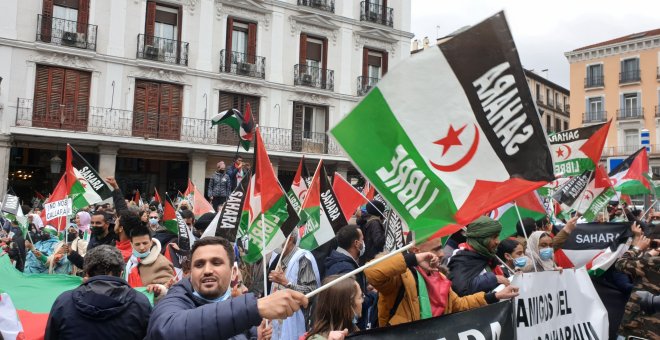 Miles de personas se concentran frente al Ministerio de Asuntos Exteriores por la autodeterminación del Sáhara y contra el cambio de criterio de Pedro Sánchez