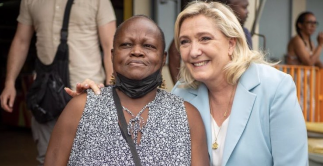 Cuando un dedo lo dice todo: la foto de Marine Le Pen que rebosa racismo