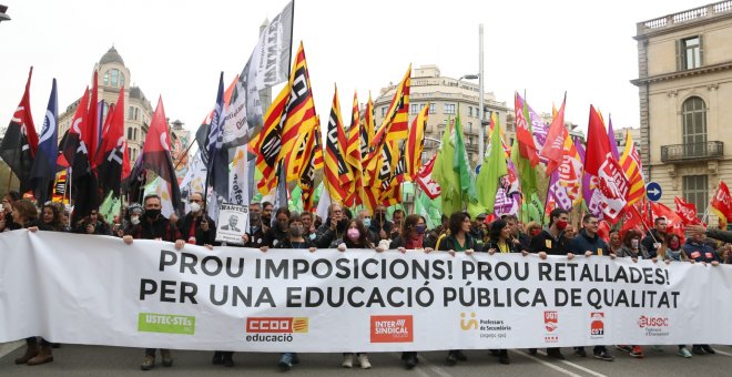 Milers de docents tornen a omplir els carrers de Barcelona en el quart dia de vaga del sector