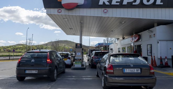 Cierres y colapsos en las gasolineras cántabras en el primer día de descuentos