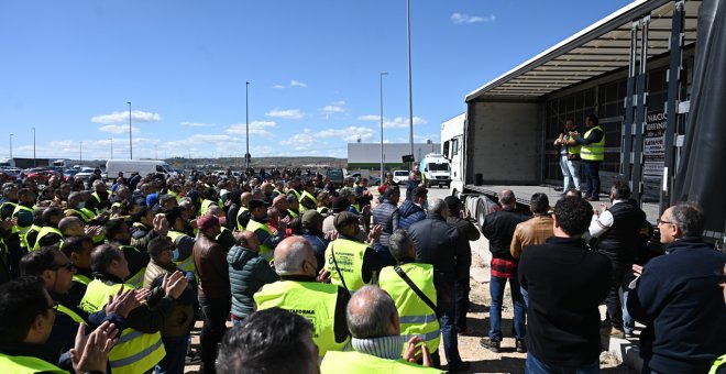 La plataforma de transportistas que ha convocado el paro lo suspende "temporalmente" después de 20 días