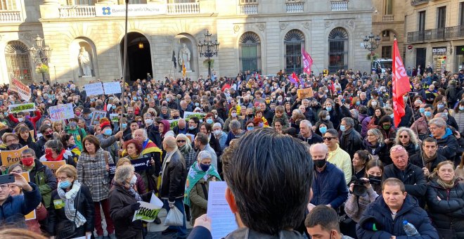 Centenars de persones es manifesten en defensa de la immersió en català a l'escola