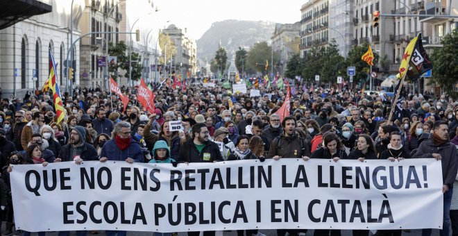Varios miles de personas recorren Barcelona en defensa del catalán en la escuela