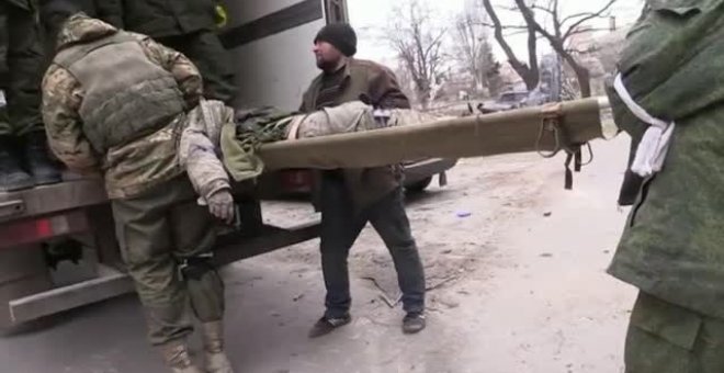 Los militares recogen cadáveres de las calles de Mariúpol