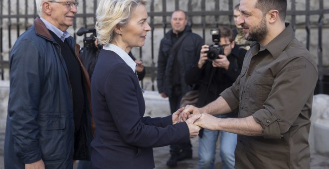 Von der Leyen y Borrell visitan Bucha y prometen a Zelenski acelerar la adhesión de Ucrania a la UE