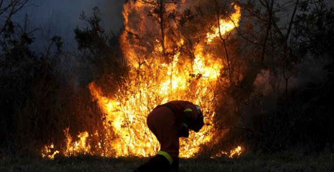 Permanece activo uno de los nueve incendios forestales provocados en Cantabria