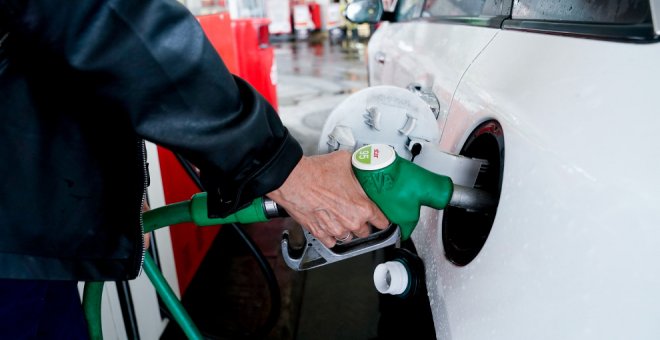El precio de los carburantes baja ligeramente y el diésel sigue más caro que la gasolina