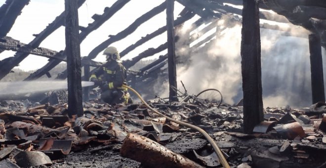 Una vivienda totalmente dañada tras un incendio en Cillorigo de Liébana