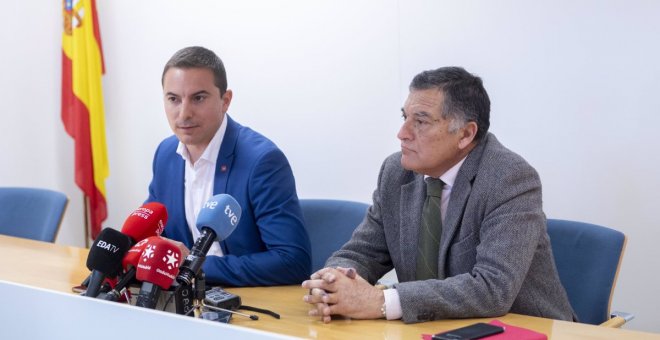 El líder socialista madrileño exige a Ayuso una disculpa por relacionar a su padre con la compra de mascarillas