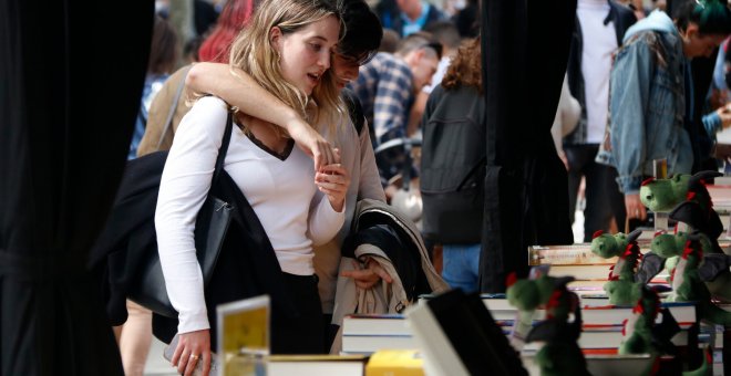 La Diada de Sant Jordi recupera l'ambient festiu i massiu malgrat la inestabilitat meteorològica