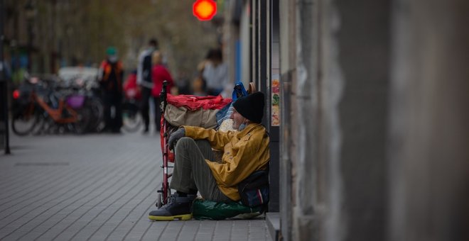 Las personas sin hogar, acorraladas en Alicante: multas por dormir en la calle tras la norma de PP, Cs y Vox