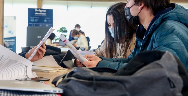 Indignación por las becas de la Comunidad de Madrid a alumnos de bachillerato y FP que estudien en centros privados