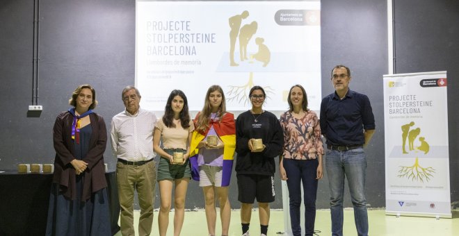 L'Ajuntament entrega nou Stolpersteine a tres instituts per recordar víctimes barcelonines del règim nazi