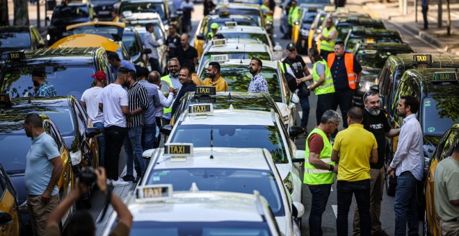 Centenars de taxistes es manifesten pel centre de Barcelona per reclamar que es blindi la proporció 1/30 amb els VTC