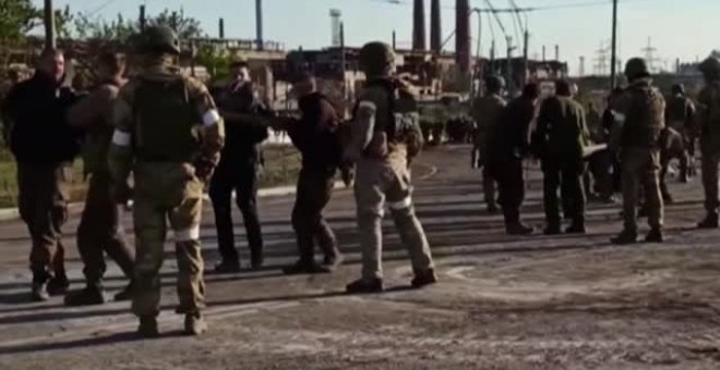 Soldados rusos desminan los alrededores de Azovstal